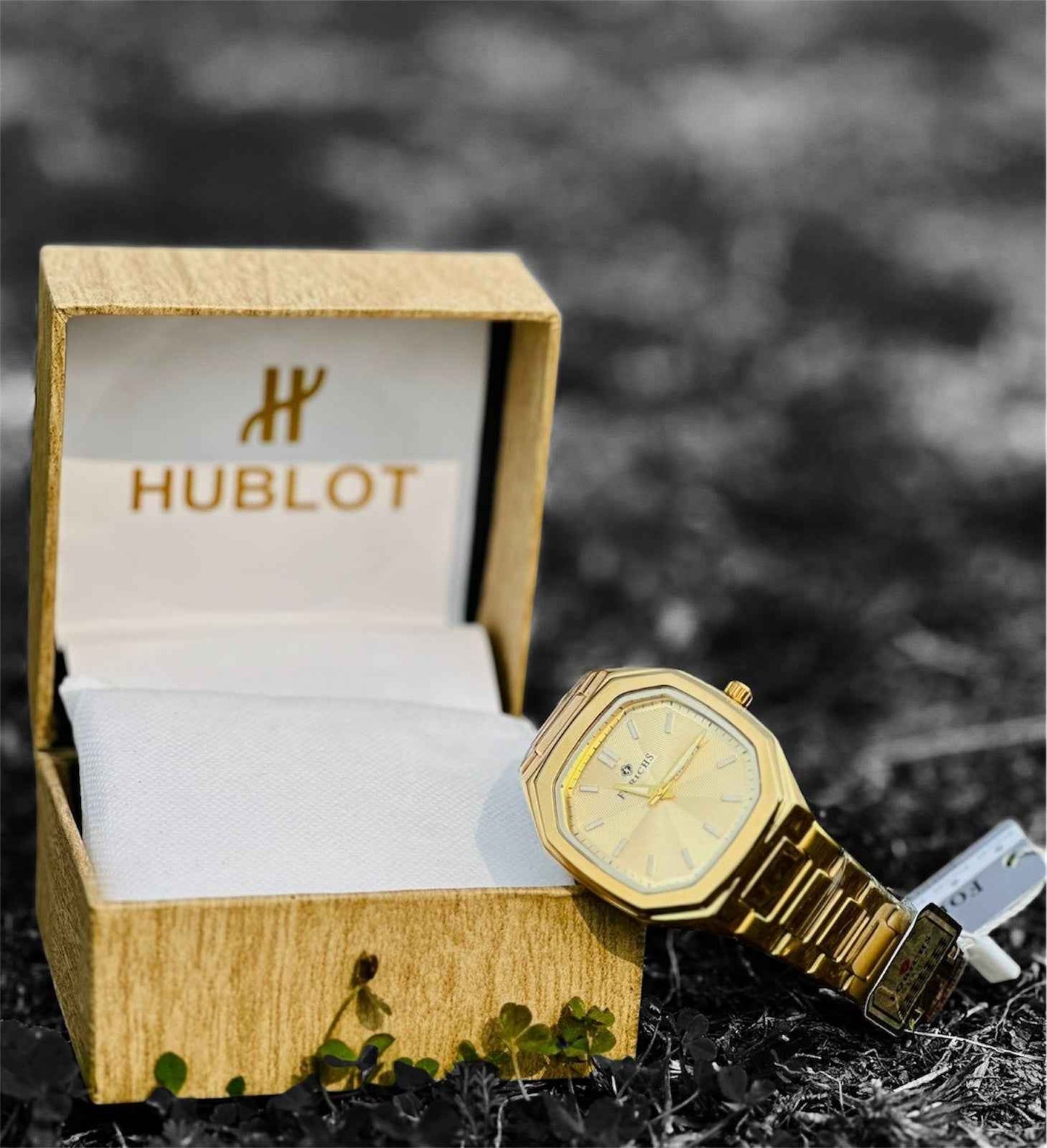 Full Golden Stainless Steel Watch - Luxury Timepiece in Golden Stainless Steel